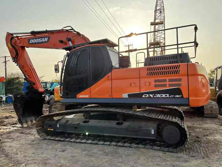 Used Excavator Doosan DX300 Excavators Mini Equipment Earth Moving Machinery Doosan Digger Excavator for Sale - Excavadora de cadenas: foto 1 Used Excavator Doosan DX300 Excavators Mini Equipment Earth Moving Machinery Doosan Digger Excavator for Sale - Excavadora de cadenas: foto 1