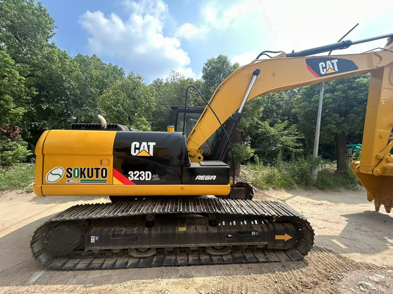CATERPILLAR 323D2L - Excavadora de cadenas: foto 1 CATERPILLAR 323D2L - Excavadora de cadenas: foto 1