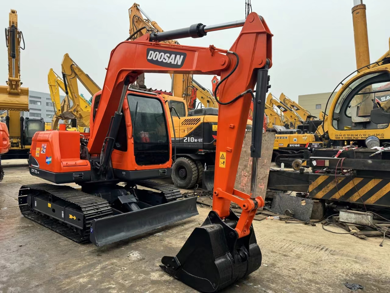 DOOSAN DX75-9C - Excavadora de cadenas: foto 1 DOOSAN DX75-9C - Excavadora de cadenas: foto 1