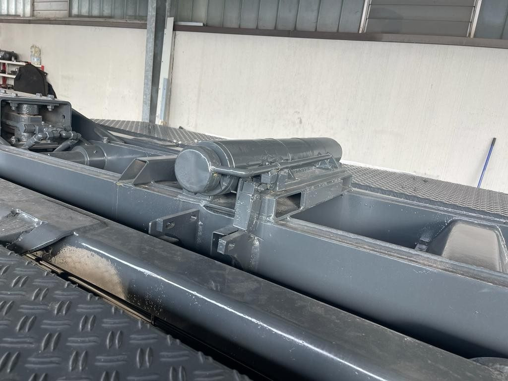 BLOCCAGGIO POSTERIORE INTERNO CON 2 PISTONI - Carrocería y exterior para Camión: foto 2 BLOCCAGGIO POSTERIORE INTERNO CON 2 PISTONI - Carrocería y exterior para Camión: foto 2