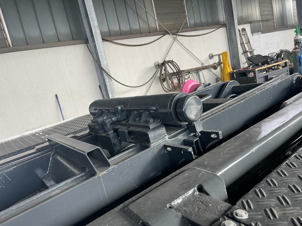 BLOCCAGGIO POSTERIORE INTERNO CON 2 PISTONI - Carrocería y exterior para Camión: foto 4 BLOCCAGGIO POSTERIORE INTERNO CON 2 PISTONI - Carrocería y exterior para Camión: foto 4