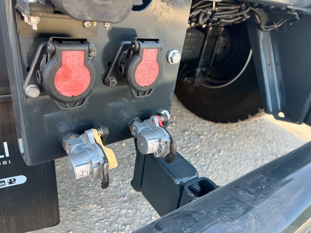 Camión multibasculante IVECO TRAKKER T-WAY AD500 NUOVO SCARRABILE: foto 13