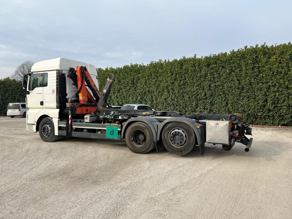 MAN TGX 26.480 SCARRABILE CON GRU DIETRO CABINA - Camión multibasculante: foto 4 MAN TGX 26.480 SCARRABILE CON GRU DIETRO CABINA - Camión multibasculante: foto 4