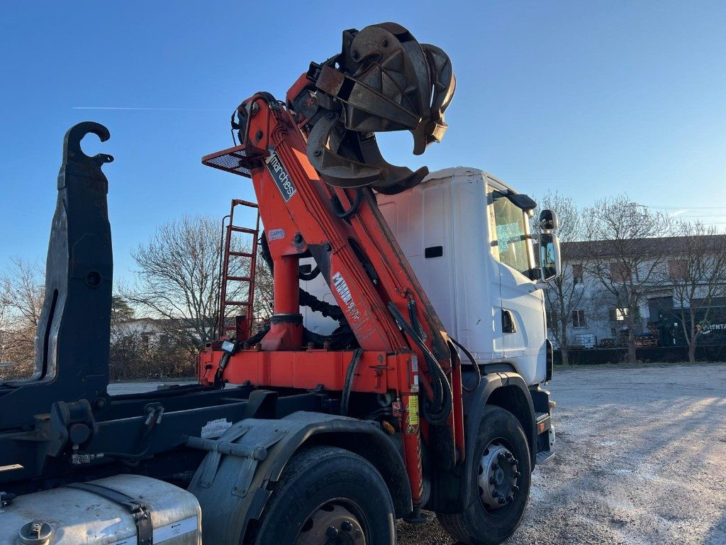 SCANIA CV R124 SCARRABILE CON GRU E POLIPO - Camión multibasculante: foto 5 SCANIA CV R124 SCARRABILE CON GRU E POLIPO - Camión multibasculante: foto 5