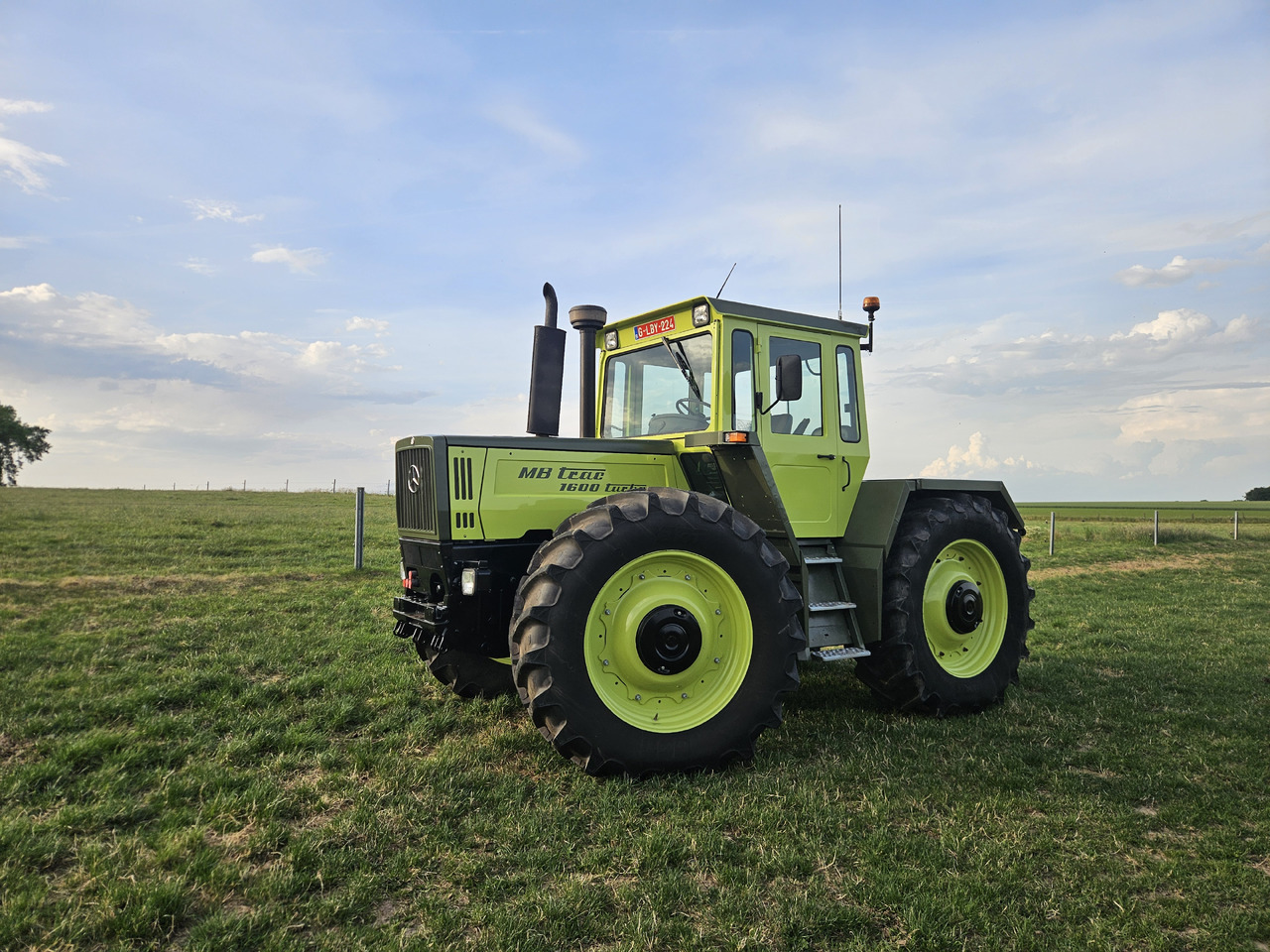 MERCEDES-BENZ MB-TRAC 1600 - Tractor: foto 1 MERCEDES-BENZ MB-TRAC 1600 - Tractor: foto 1