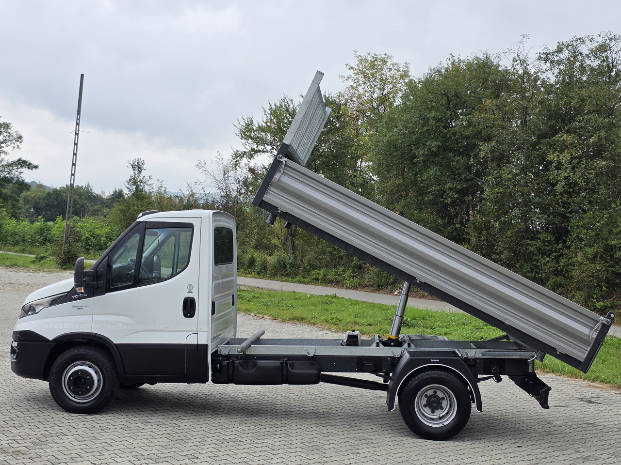 IVECO Daily 70c-17 Wywrotka 3.80 M ! Kiper 3-Stronny ! Klima ! 3.0 HPI * 170 Hp ! Super Stan ! Z Włoch ! - Furgoneta basculante: foto 4 IVECO Daily 70c-17 Wywrotka 3.80 M ! Kiper 3-Stronny ! Klima ! 3.0 HPI * 170 Hp ! Super Stan ! Z Włoch ! - Furgoneta basculante: foto 4