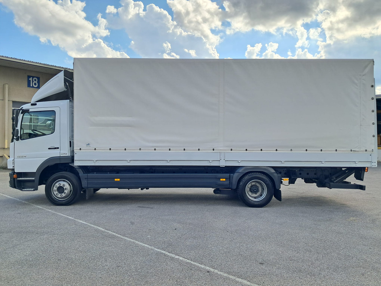 MERCEDES-BENZ ATEGO 12 24 Plane LBW | Klima | Schaltgetriebe - Camión lona: foto 4 MERCEDES-BENZ ATEGO 12 24 Plane LBW | Klima | Schaltgetriebe - Camión lona: foto 4