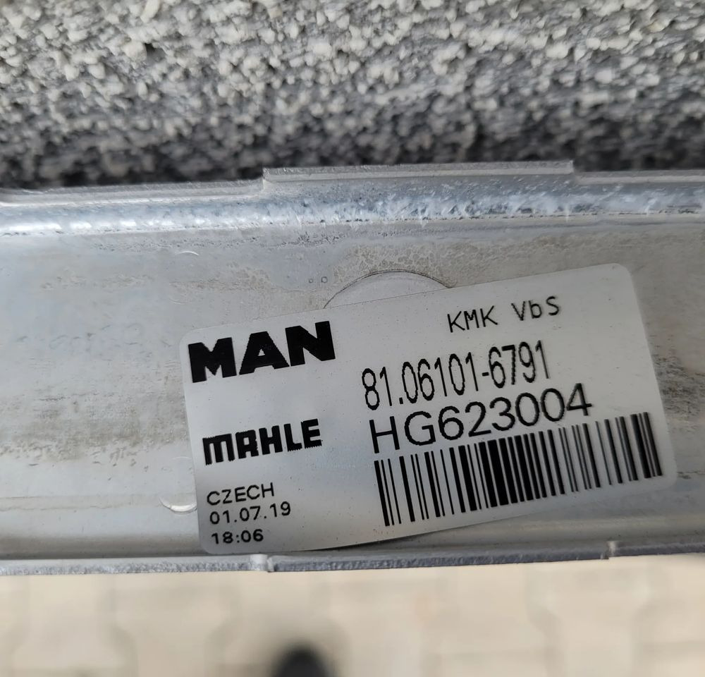 CHŁODNICA WODY MAN TGS E6 81.06101-6791 NOWY ORYGINAŁ - Radiador para Camión: foto 3 CHŁODNICA WODY MAN TGS E6 81.06101-6791 NOWY ORYGINAŁ - Radiador para Camión: foto 3