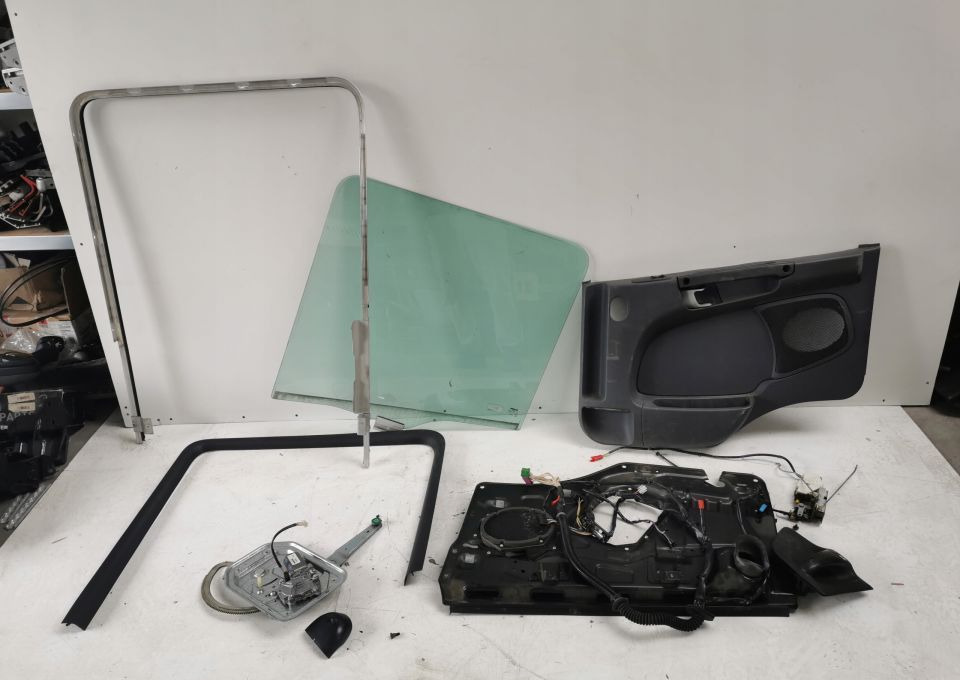 SZYBA TANPICERKA MECHANIZM ZAMEK SCANIA CP PRAWA - Puerta y piezas para Camión: foto 1 SZYBA TANPICERKA MECHANIZM ZAMEK SCANIA CP PRAWA - Puerta y piezas para Camión: foto 1