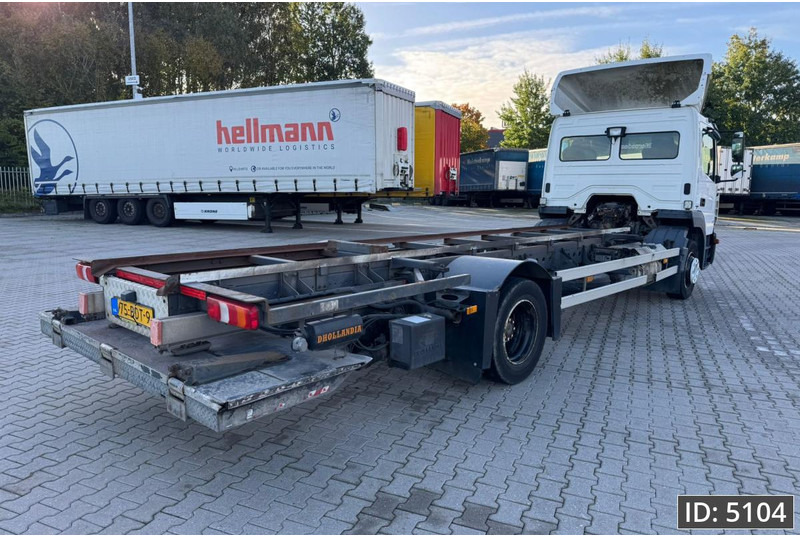 Mercedes-Benz Atego 1318 Day Cab, Euro 6, / BDF / DHOLLANDIA 2000KG - Camión portacontenedore/ Intercambiable: foto 3 Mercedes-Benz Atego 1318 Day Cab, Euro 6, / BDF / DHOLLANDIA 2000KG - Camión portacontenedore/ Intercambiable: foto 3