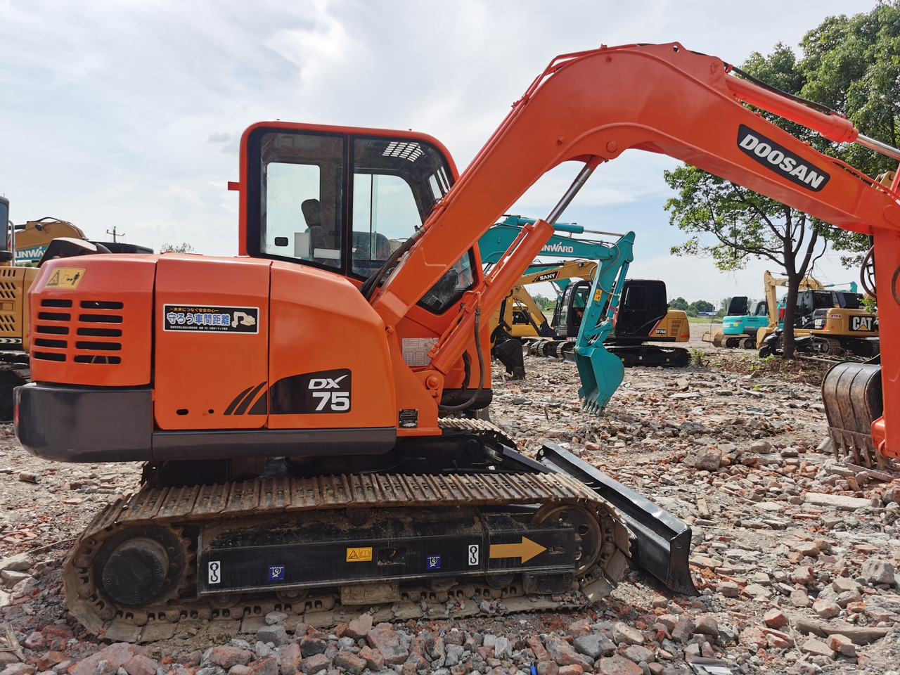 DOOSAN DX75 - Excavadora de cadenas: foto 1 DOOSAN DX75 - Excavadora de cadenas: foto 1