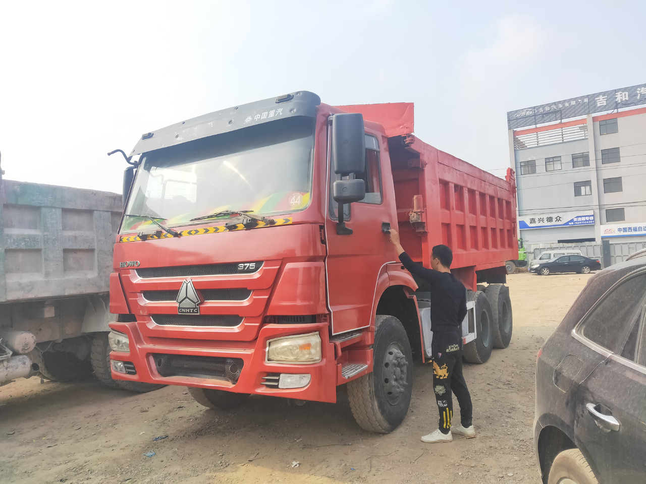 HOWO 375 Dump Truck - Camión volquete: foto 1 HOWO 375 Dump Truck - Camión volquete: foto 1