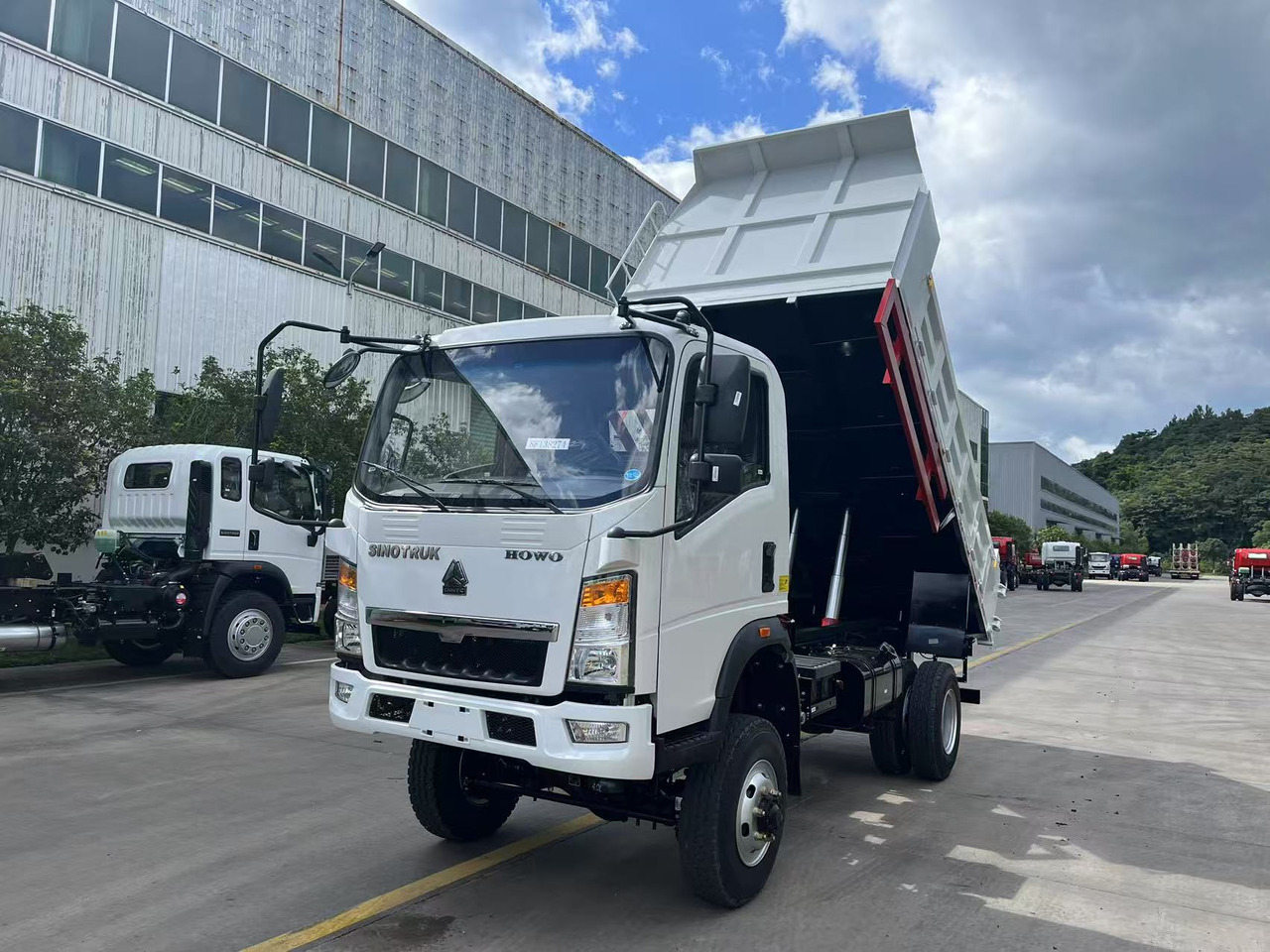 SINOTRUK HOWO 4x2 Dump Truck Click Here for Discount - Camión volquete: foto 3 SINOTRUK HOWO 4x2 Dump Truck Click Here for Discount - Camión volquete: foto 3