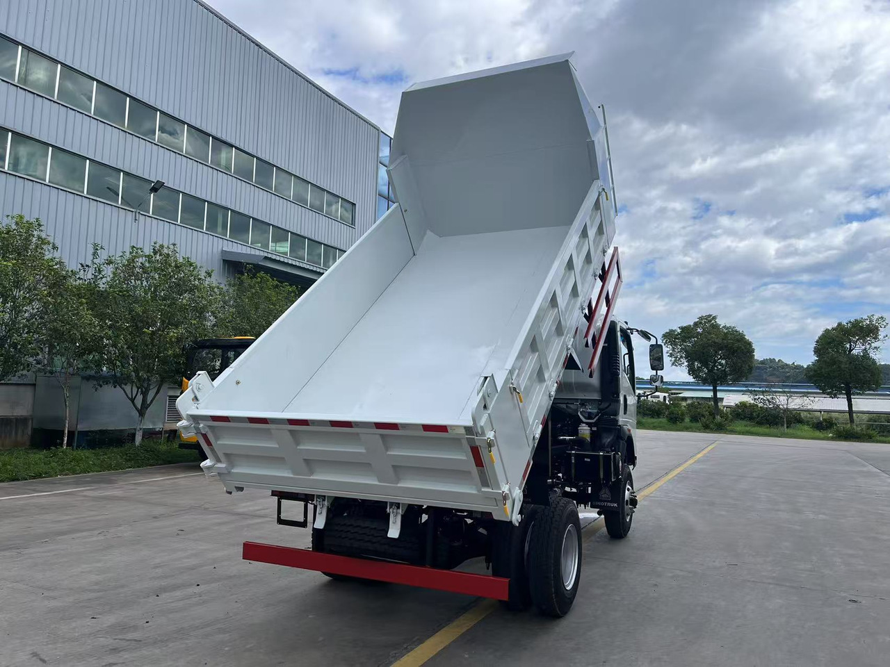 SINOTRUK HOWO 4x2 Dump Truck Click Here for Discount - Camión volquete: foto 5 SINOTRUK HOWO 4x2 Dump Truck Click Here for Discount - Camión volquete: foto 5