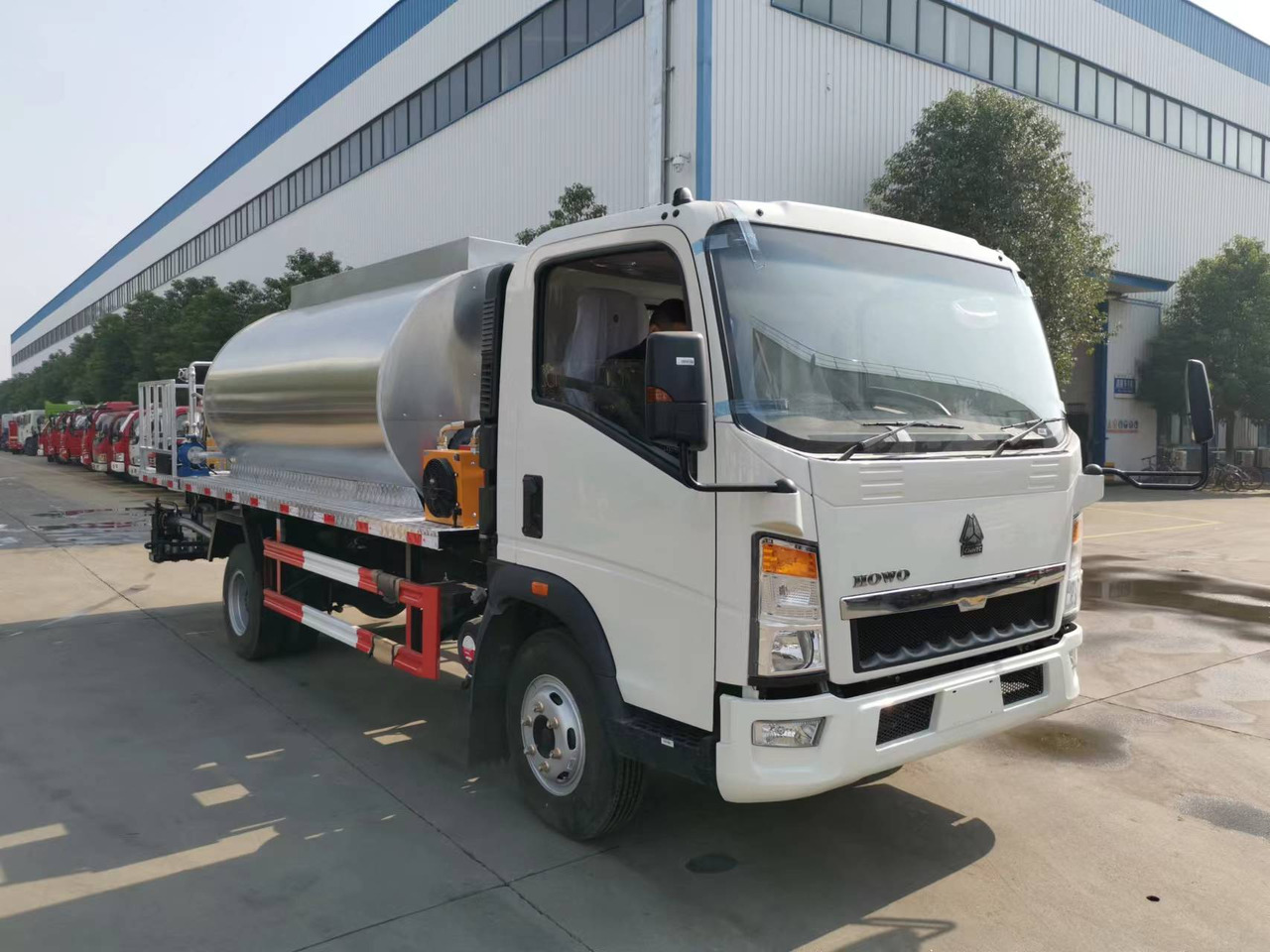 SINOTRUK HOWO CLICK HERE FOR DISCOUNT - Cisterna de riego asfáltico: foto 1 SINOTRUK HOWO CLICK HERE FOR DISCOUNT - Cisterna de riego asfáltico: foto 1