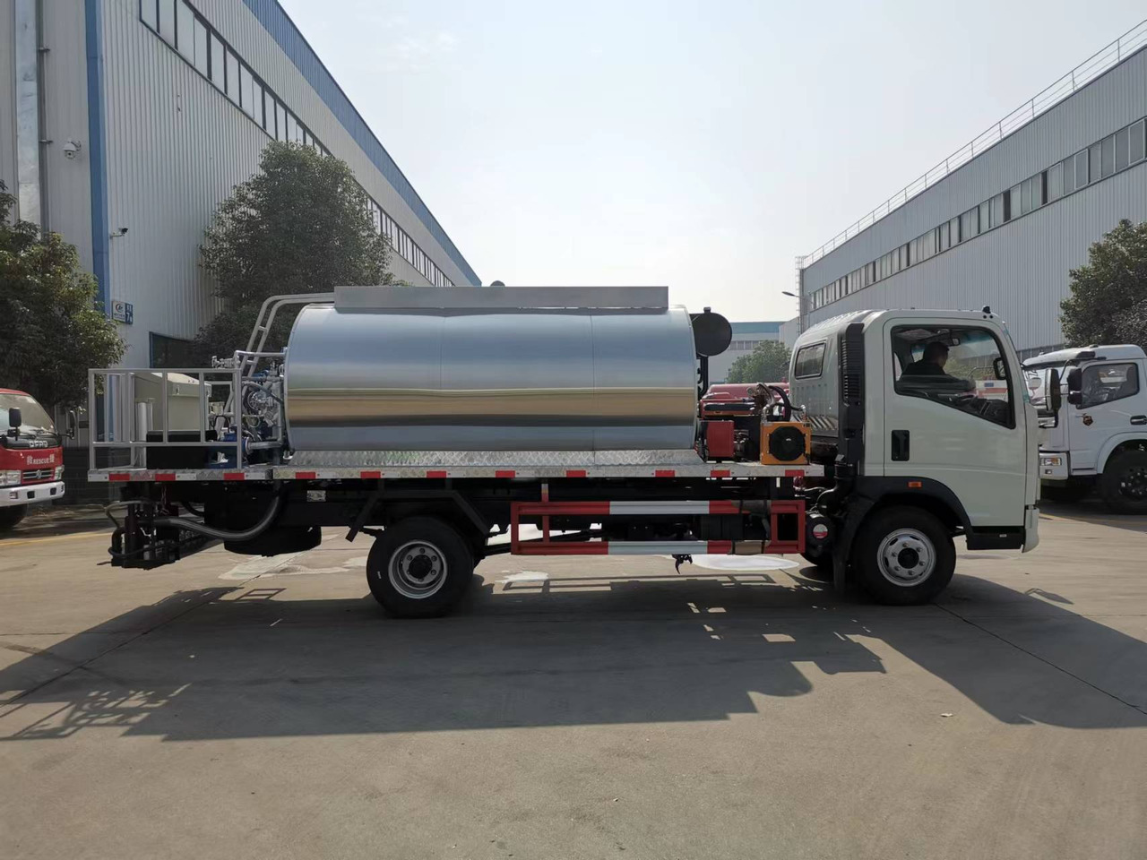 SINOTRUK HOWO CLICK HERE FOR DISCOUNT - Cisterna de riego asfáltico: foto 3 SINOTRUK HOWO CLICK HERE FOR DISCOUNT - Cisterna de riego asfáltico: foto 3