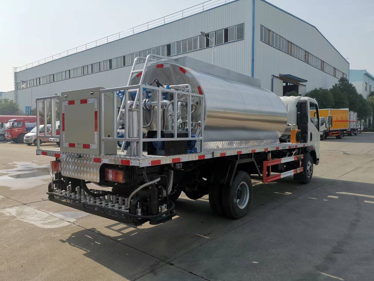 SINOTRUK HOWO CLICK HERE FOR DISCOUNT - Cisterna de riego asfáltico: foto 4 SINOTRUK HOWO CLICK HERE FOR DISCOUNT - Cisterna de riego asfáltico: foto 4