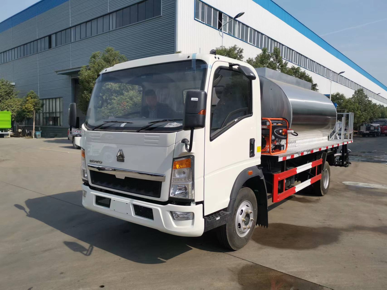SINOTRUK HOWO CLICK HERE FOR DISCOUNT - Cisterna de riego asfáltico: foto 2 SINOTRUK HOWO CLICK HERE FOR DISCOUNT - Cisterna de riego asfáltico: foto 2