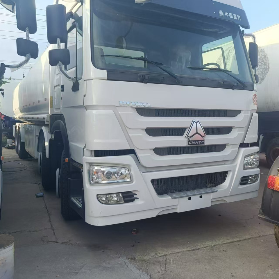 SINOTRUK Howo 371 Fuel Tanker Click Here For DISCOUNT - Camión cisterna: foto 3 SINOTRUK Howo 371 Fuel Tanker Click Here For DISCOUNT - Camión cisterna: foto 3
