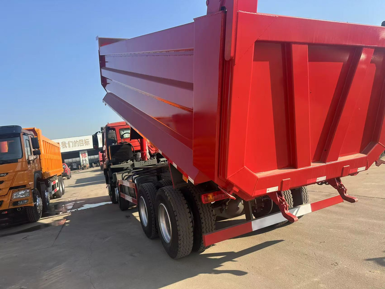 SINOTRUK Nx 8X4 - Camión volquete: foto 3 SINOTRUK Nx 8X4 - Camión volquete: foto 3