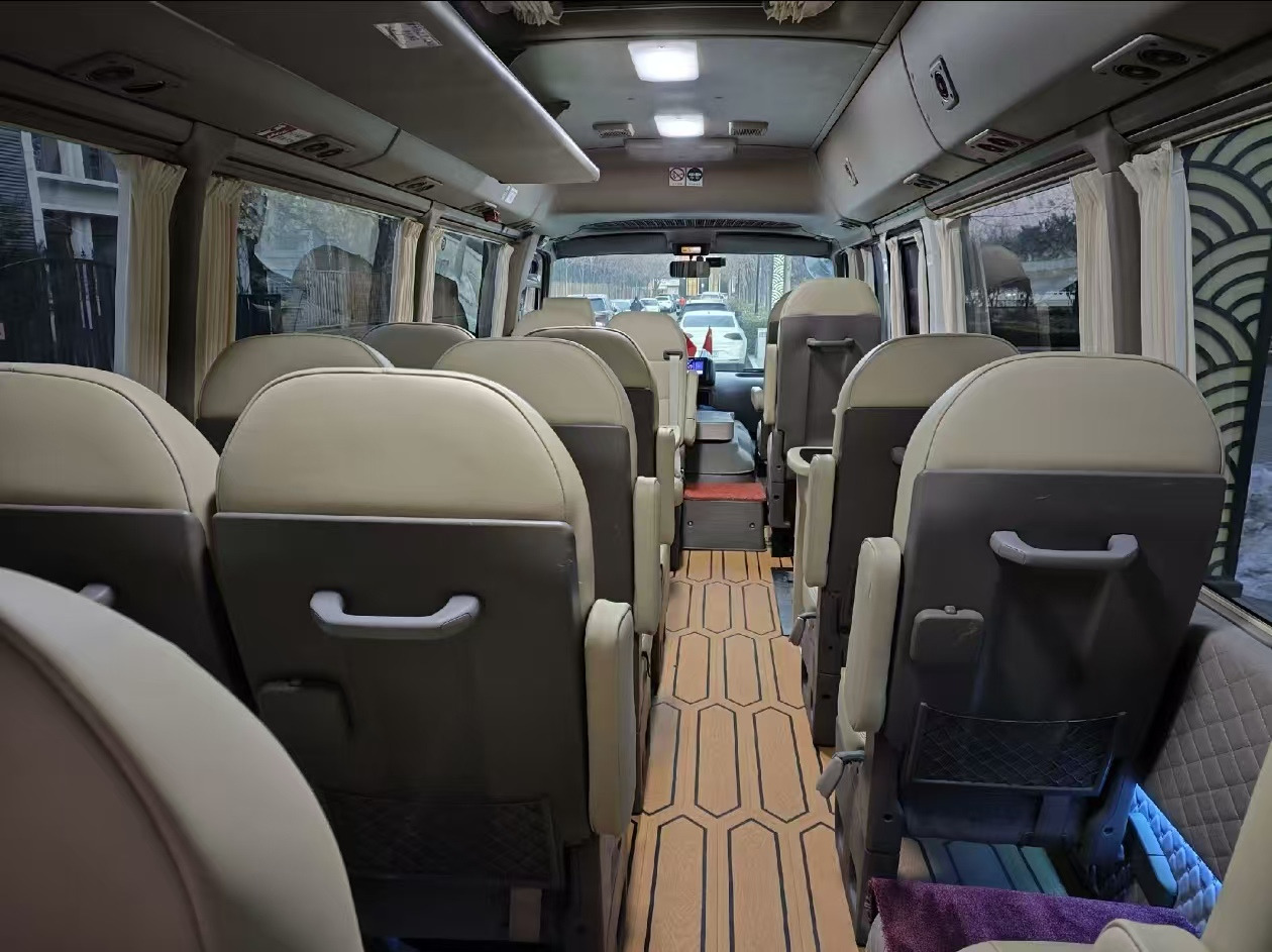 TOYOTA White Mini Bus Click Here for Discount - Autocar: foto 2 TOYOTA White Mini Bus Click Here for Discount - Autocar: foto 2