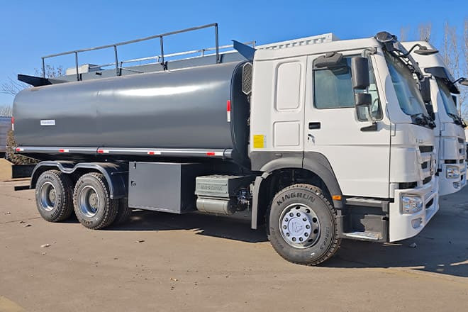 SINOTRUK 2025 New Howo Oil Tanker Trucks for Sale in Congo - Camión cisterna: foto 2 SINOTRUK 2025 New Howo Oil Tanker Trucks for Sale in Congo - Camión cisterna: foto 2