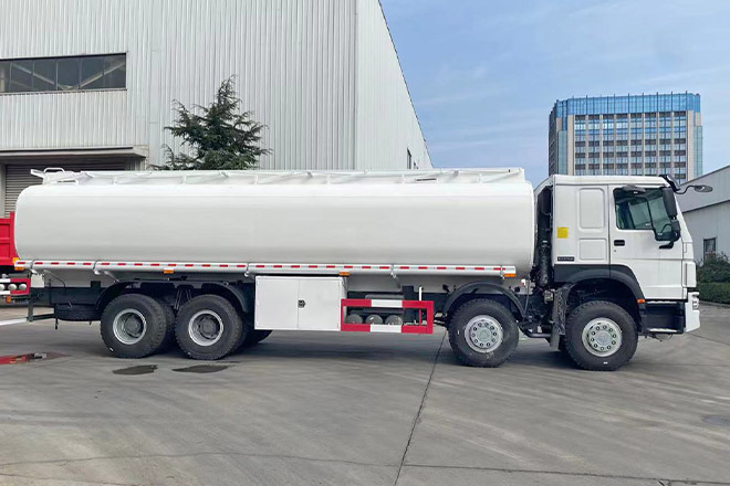 SINOTRUK Howo 371 Petrol Tank Truck Price for Sale in Saudi Arabia - Camión cisterna: foto 4 SINOTRUK Howo 371 Petrol Tank Truck Price for Sale in Saudi Arabia - Camión cisterna: foto 4