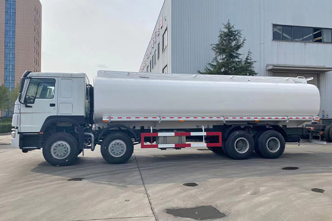 SINOTRUK Howo 371 Petrol Tank Truck Price for Sale in Saudi Arabia - Camión cisterna: foto 2 SINOTRUK Howo 371 Petrol Tank Truck Price for Sale in Saudi Arabia - Camión cisterna: foto 2