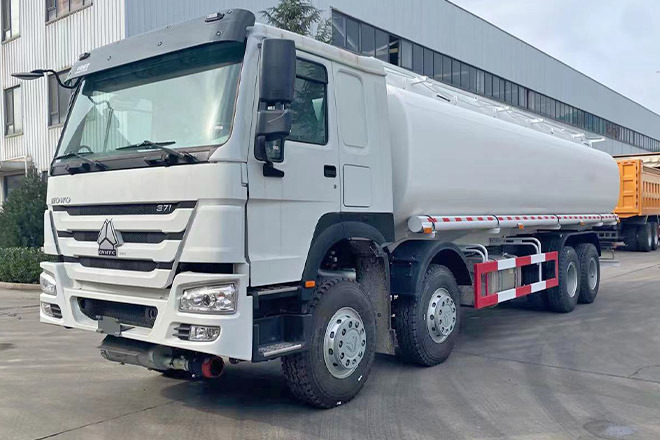 SINOTRUK Howo 371 Petrol Tank Truck Price for Sale in Saudi Arabia - Camión cisterna: foto 1 SINOTRUK Howo 371 Petrol Tank Truck Price for Sale in Saudi Arabia - Camión cisterna: foto 1
