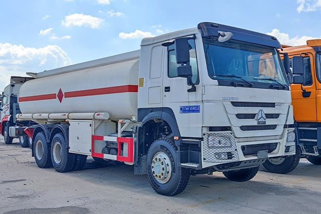 SINOTRUK Howo 400 Diesel Tanker Truck for Sale in Nigeria - Camión cisterna: foto 1 SINOTRUK Howo 400 Diesel Tanker Truck for Sale in Nigeria - Camión cisterna: foto 1
