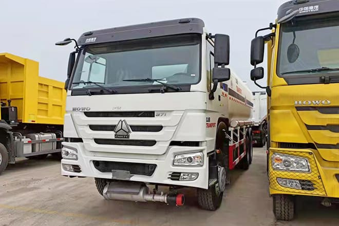 SINOTRUK Howo 6X4 Oil Truck Price for Sale in Djibouti - Camión cisterna: foto 2 SINOTRUK Howo 6X4 Oil Truck Price for Sale in Djibouti - Camión cisterna: foto 2