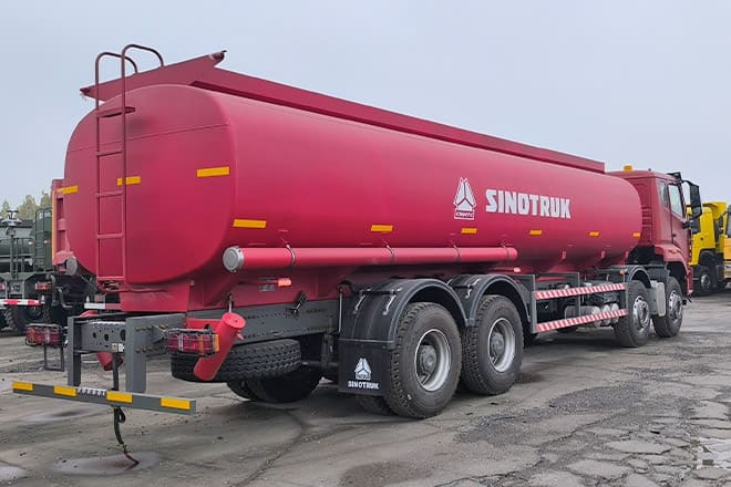 SINOTRUK Howo NX380 Diesel Tanker Truck for Sale in Tanzania - Camión cisterna: foto 2 SINOTRUK Howo NX380 Diesel Tanker Truck for Sale in Tanzania - Camión cisterna: foto 2