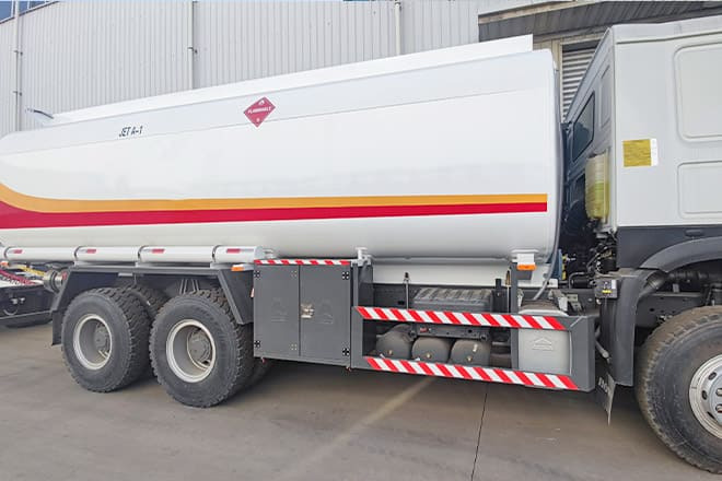 SINOTRUK Sinotruk Howo Fuel Tanker Truck Price for Sale in Ghana - Camión cisterna: foto 2 SINOTRUK Sinotruk Howo Fuel Tanker Truck Price for Sale in Ghana - Camión cisterna: foto 2
