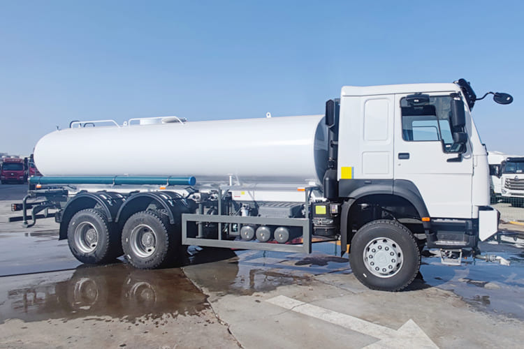 SINOTRUK Sinotruk Water Tanker Truck for Sale in Jamaica - Camión cisterna: foto 3 SINOTRUK Sinotruk Water Tanker Truck for Sale in Jamaica - Camión cisterna: foto 3