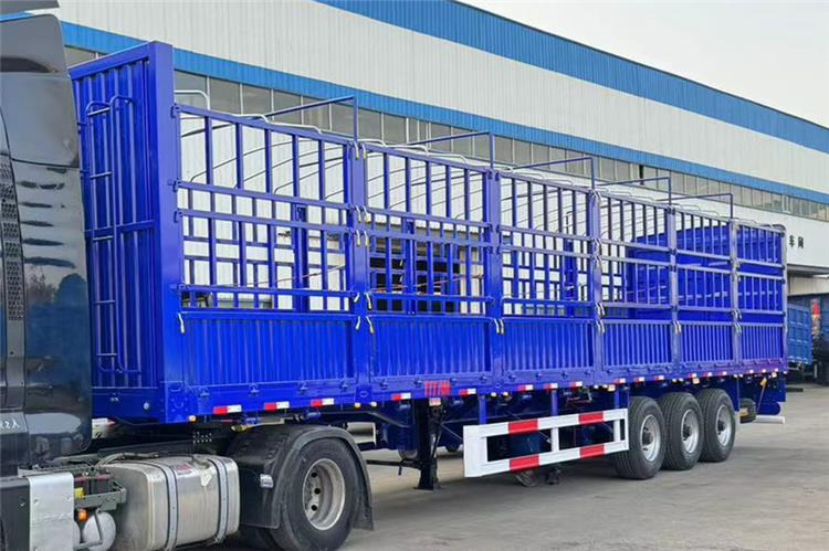 TITAN 3 Axle Cargo Fence Trailer with Air Suspension Transport Animal - Semirremolque transporte de ganado: foto 4 TITAN 3 Axle Cargo Fence Trailer with Air Suspension Transport Animal - Semirremolque transporte de ganado: foto 4