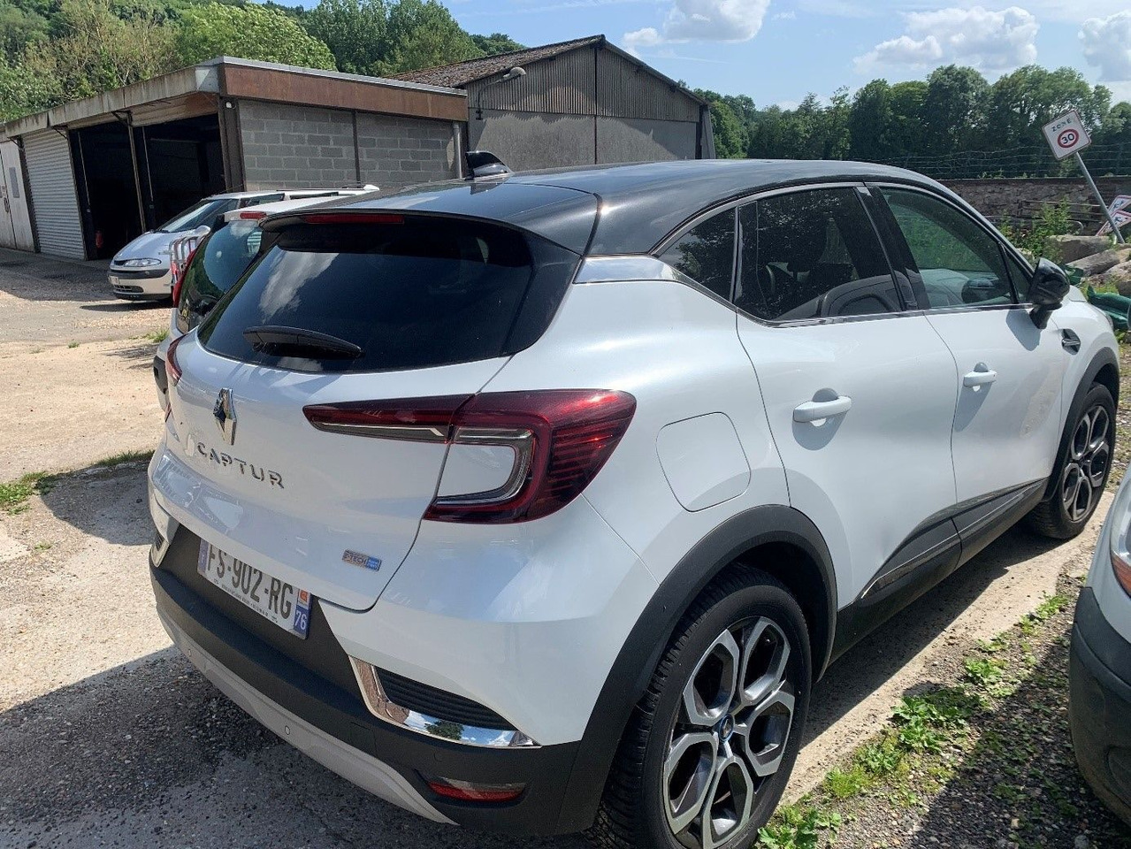 RENAULT CAPTUR - 2020 - Hybride essence électrique - Boîte automatique - II 1.6 E-TECH PLUG-IN 160 INTENS - Coche: foto 2 RENAULT CAPTUR - 2020 - Hybride essence électrique - Boîte automatique - II 1.6 E-TECH PLUG-IN 160 INTENS - Coche: foto 2