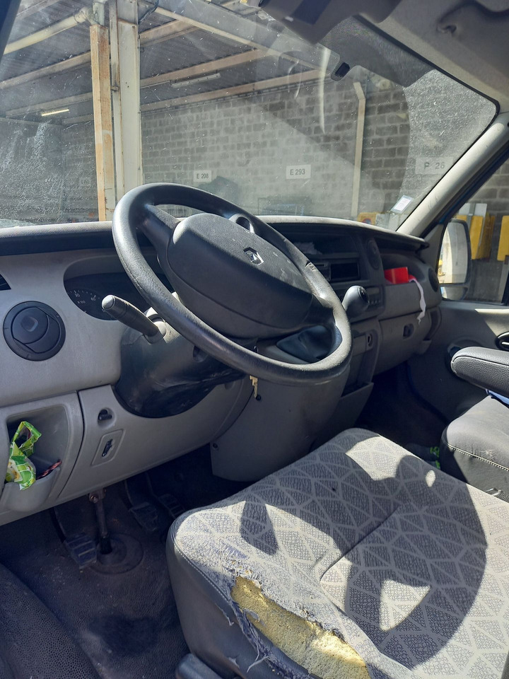RENAULT MASTER L2/H2 - DCI 100 - Véhicule diesel Utilitaire L2/H2 - Carrosserie : Chocs latéral droit - léger choc sur pavillon - Quelques légers impacts portière conducteur - Rayures latéral gauche - Furgón: foto 4 RENAULT MASTER L2/H2 - DCI 100 - Véhicule diesel Utilitaire L2/H2 - Carrosserie : Chocs latéral droit - léger choc sur pavillon - Quelques légers impacts portière conducteur - Rayures latéral gauche - Furgón: foto 4