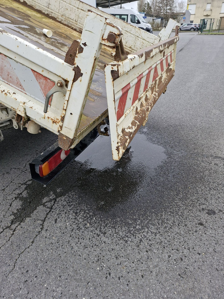 Renault Mascott 3.5T- (Disponible à compter du 24/11/2025) 3 places avec benne basculante hydraulique. BEG. Vendu sans CT. Véhicule roulant. Entretien régulier. Arrêté début 2025 pour souci passage d - Furgoneta basculante: foto 3 Renault Mascott 3.5T- (Disponible à compter du 24/11/2025) 3 places avec benne basculante hydraulique. BEG. Vendu sans CT. Véhicule roulant. Entretien régulier. Arrêté début 2025 pour souci passage d - Furgoneta basculante: foto 3