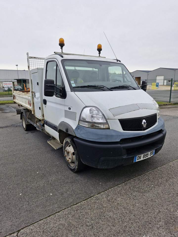 Renault Mascott 3.5T- (Disponible à compter du 24/11/2025) 3 places avec benne basculante hydraulique. BEG. Vendu sans CT. Véhicule roulant. Entretien régulier. Arrêté début 2025 pour souci passage d - Furgoneta basculante: foto 1 Renault Mascott 3.5T- (Disponible à compter du 24/11/2025) 3 places avec benne basculante hydraulique. BEG. Vendu sans CT. Véhicule roulant. Entretien régulier. Arrêté début 2025 pour souci passage d - Furgoneta basculante: foto 1