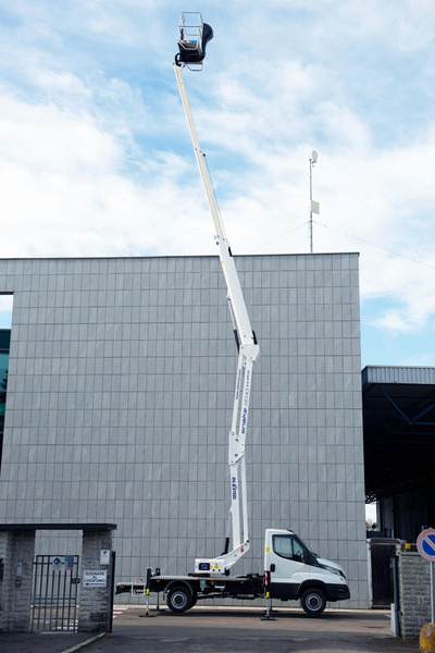 Oil & Steel Snake 2010 HE PLUS Sobre IVECO 35S14 Distancia entre ejes 3750 mm - Plataforma elevadora: foto 3 Oil & Steel Snake 2010 HE PLUS Sobre IVECO 35S14 Distancia entre ejes 3750 mm - Plataforma elevadora: foto 3