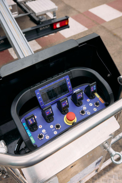 Oil & Steel Snake 26 Sobre IVECO 35S14 Distancia entre ejes 4100 mm - Camión con plataforma elevadora: foto 4 Oil & Steel Snake 26 Sobre IVECO 35S14 Distancia entre ejes 4100 mm - Camión con plataforma elevadora: foto 4