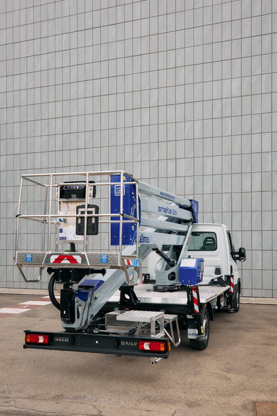 Oil & Steel Snake 26 Sobre IVECO 35S14 Distancia entre ejes 4100 mm - Camión con plataforma elevadora: foto 2 Oil & Steel Snake 26 Sobre IVECO 35S14 Distancia entre ejes 4100 mm - Camión con plataforma elevadora: foto 2