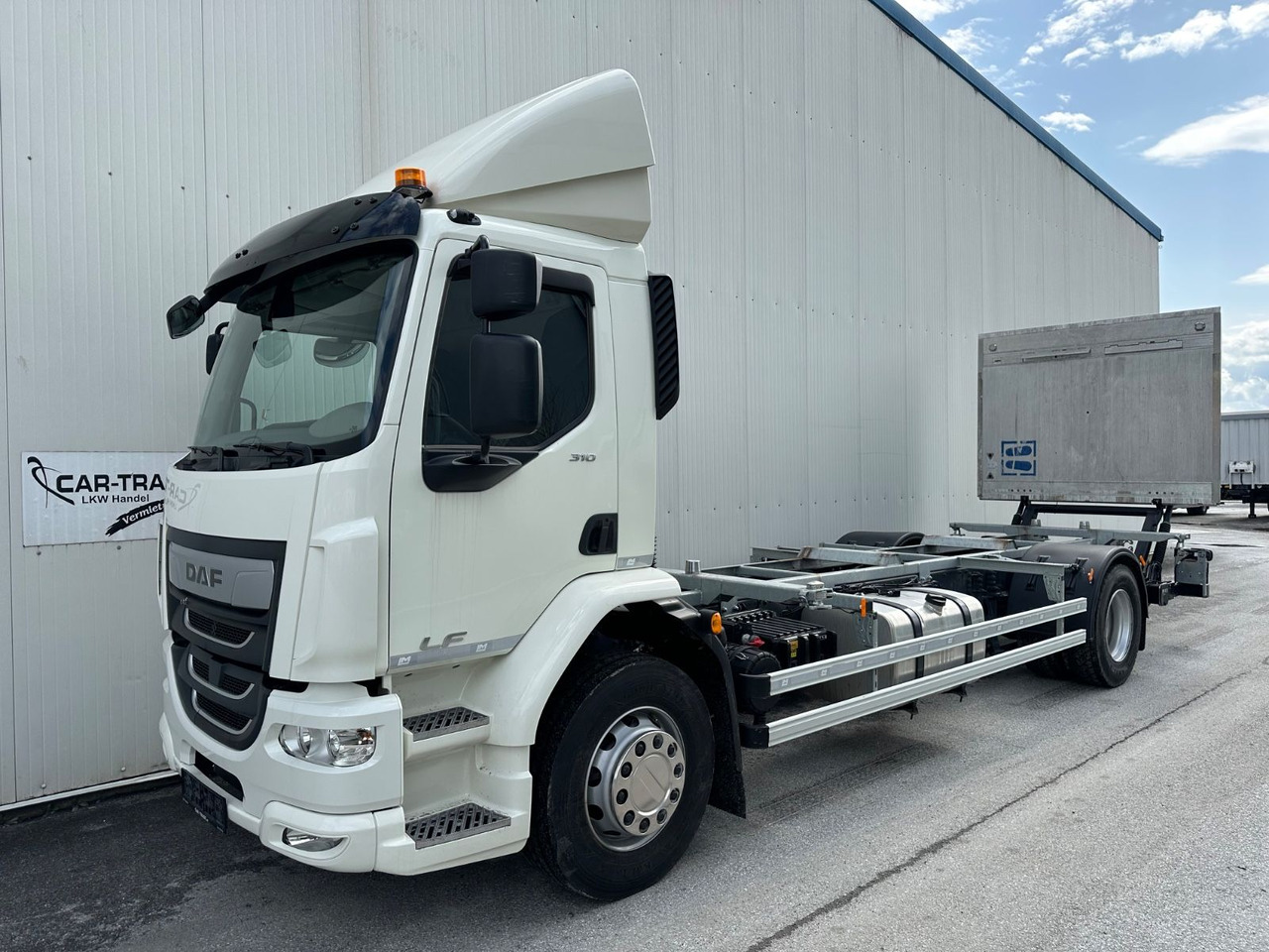 DAF LF 310 8G LBW Bär2T 3J-Garatnie DAF LF 310 8G LBW Bär2T 3J-Garatnie - Camión portacontenedore/ Intercambiable: foto 1 DAF LF 310 8G LBW Bär2T 3J-Garatnie DAF LF 310 8G LBW Bär2T 3J-Garatnie - Camión portacontenedore/ Intercambiable: foto 1