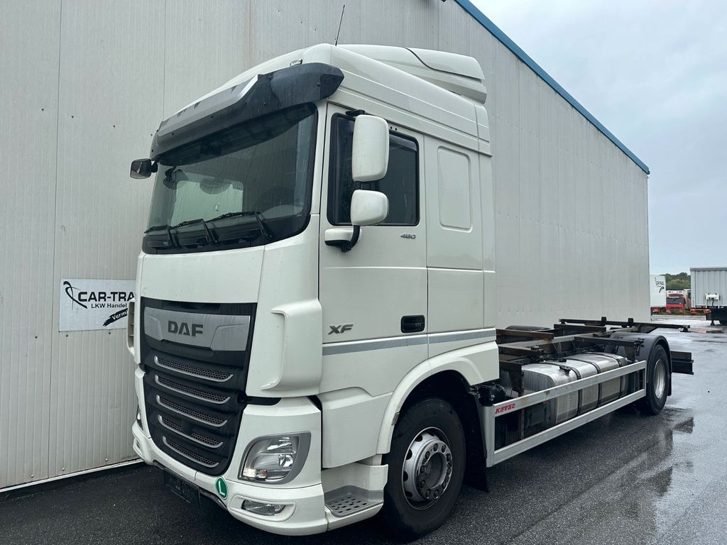 DAF XF 460 SpaceCab Retarder TÜV neu - Camión portacontenedore/ Intercambiable: foto 1 DAF XF 460 SpaceCab Retarder TÜV neu - Camión portacontenedore/ Intercambiable: foto 1