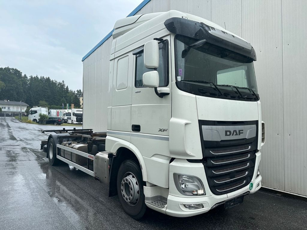 DAF XF 460 SpaceCab Retarder TÜV neu DAF XF 460 SpaceCab Retarder - Camión portacontenedore/ Intercambiable: foto 2 DAF XF 460 SpaceCab Retarder TÜV neu DAF XF 460 SpaceCab Retarder - Camión portacontenedore/ Intercambiable: foto 2