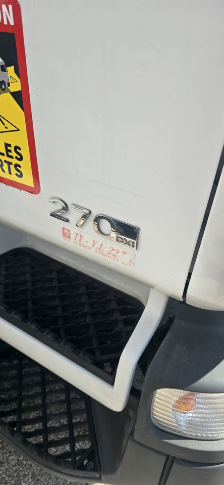 RENAULT  - Camión frigorífico: foto 4 RENAULT  - Camión frigorífico: foto 4