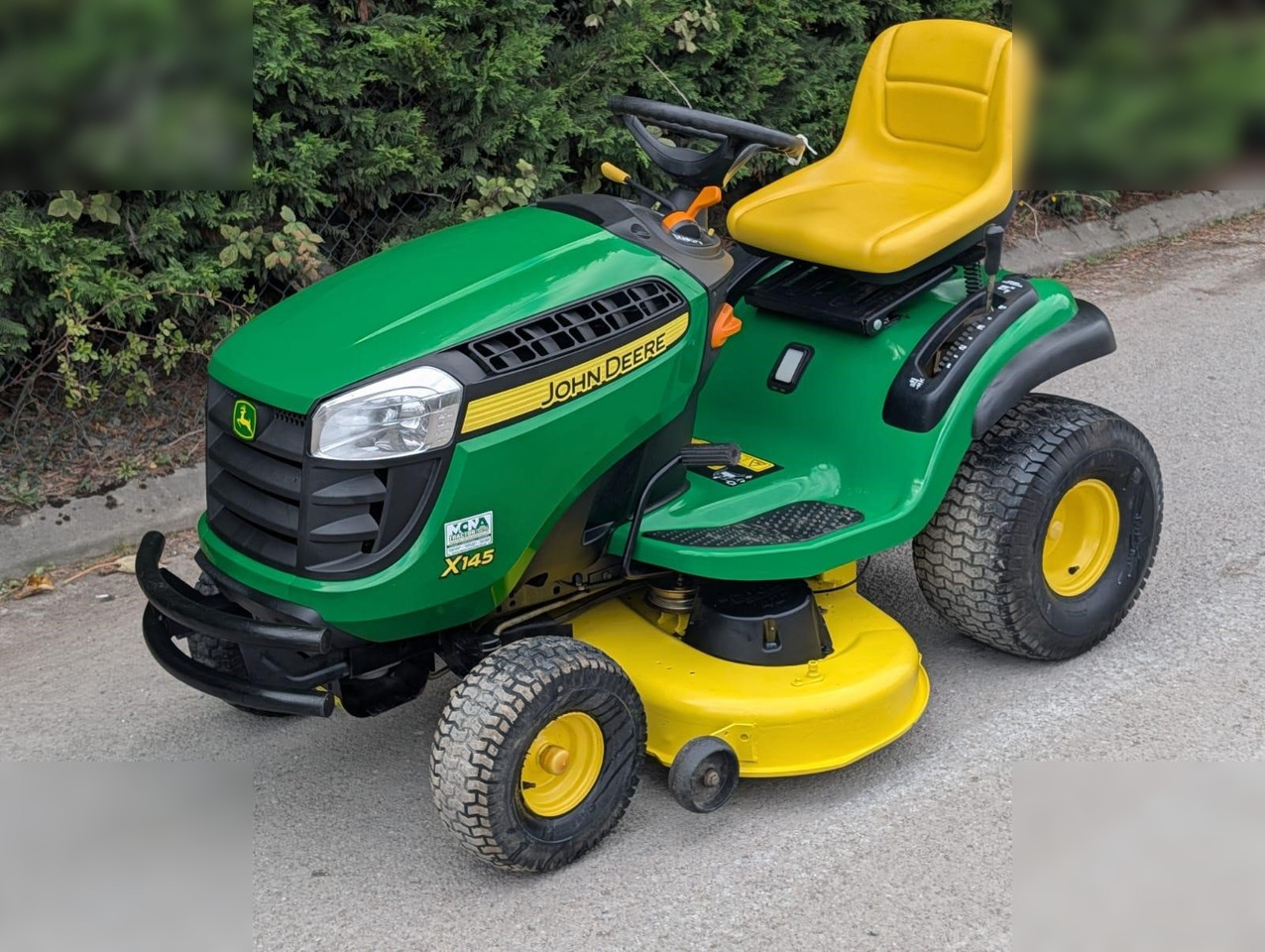 2011 JOHN DEERE X145 - Cortacésped: foto 2 2011 JOHN DEERE X145 - Cortacésped: foto 2