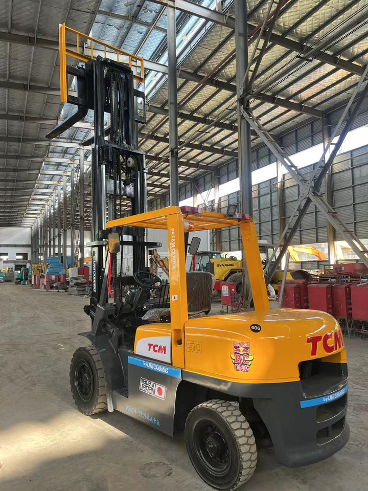 TCM fd50 japan brand original 5 ton diesel forklift 3 section 4.5m Customizable mast clamp side shift - Carretilla elevadora diésel: foto 3 TCM fd50 japan brand original 5 ton diesel forklift 3 section 4.5m Customizable mast clamp side shift - Carretilla elevadora diésel: foto 3