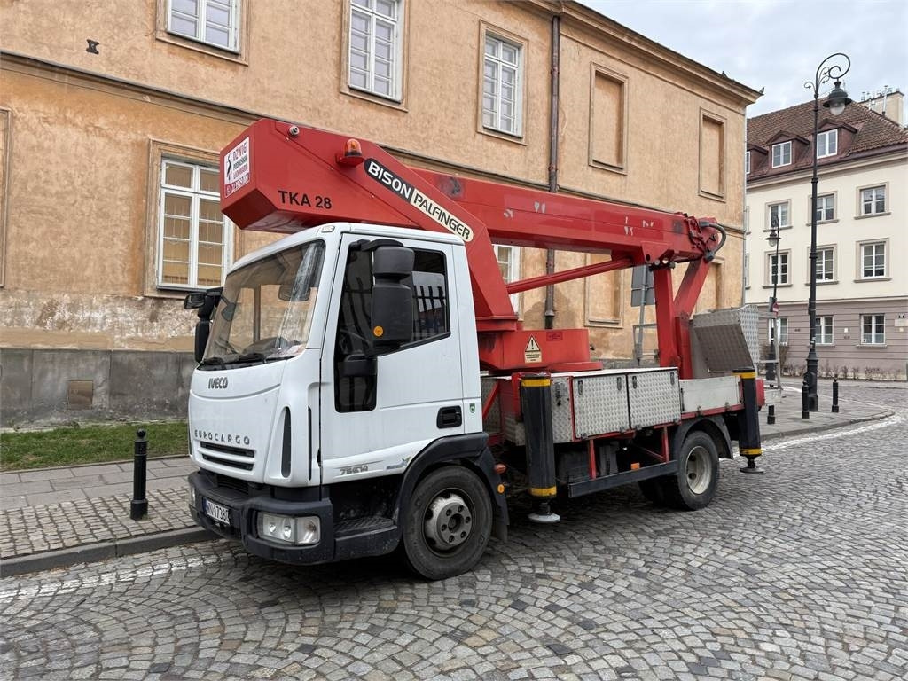 Iveco - Camión con plataforma elevadora: foto 1 Iveco - Camión con plataforma elevadora: foto 1
