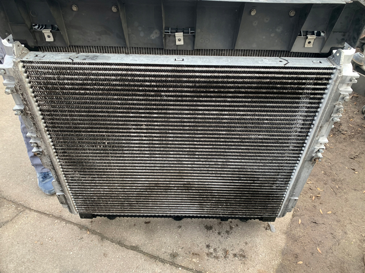CHŁODNICA WODY POWIETRZA MERCEDES ACTROS MP4 MP 4 - Radiador para Camión: foto 2 CHŁODNICA WODY POWIETRZA MERCEDES ACTROS MP4 MP 4 - Radiador para Camión: foto 2